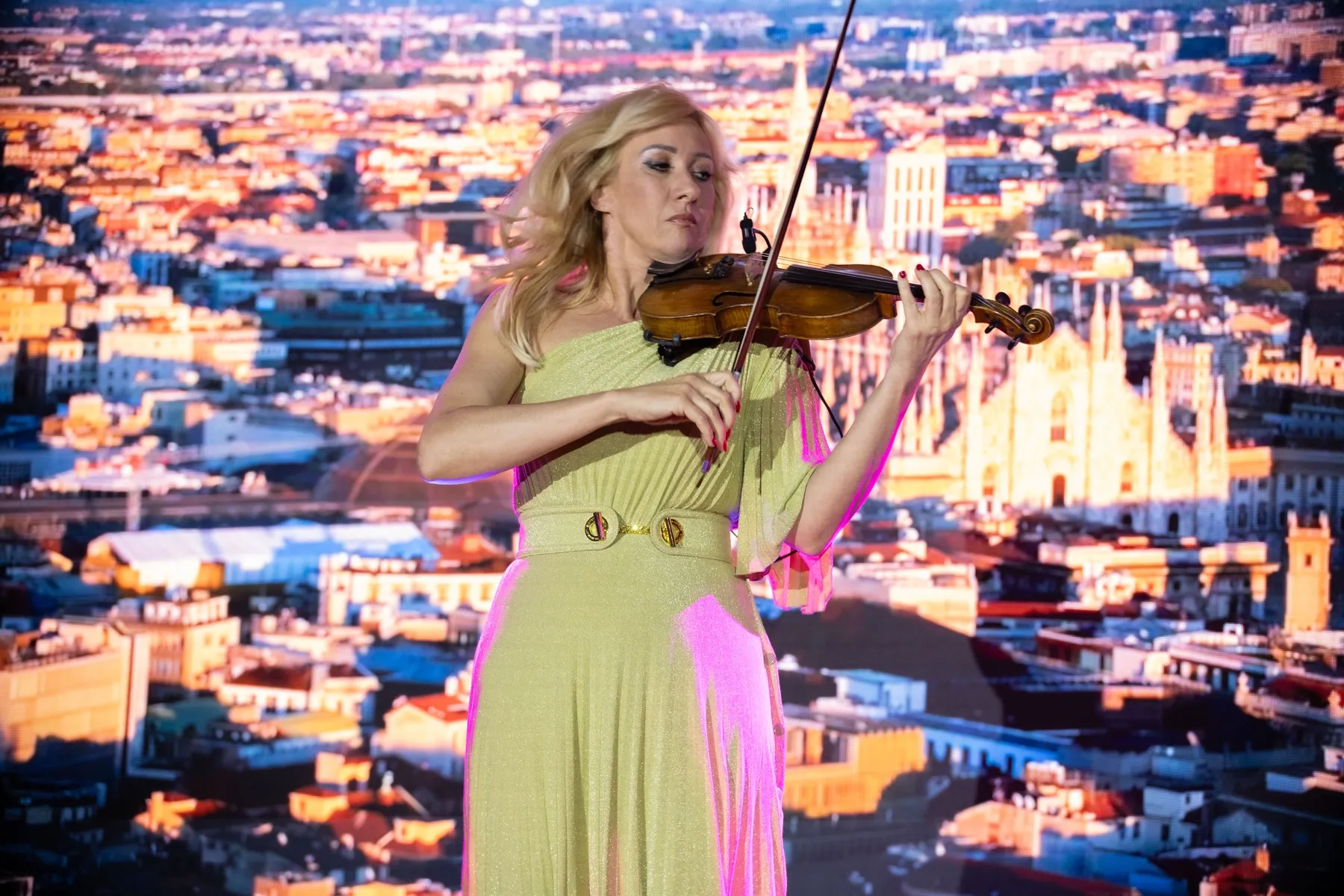 Patrycja Piekutowska na scenie ze skrzypcami